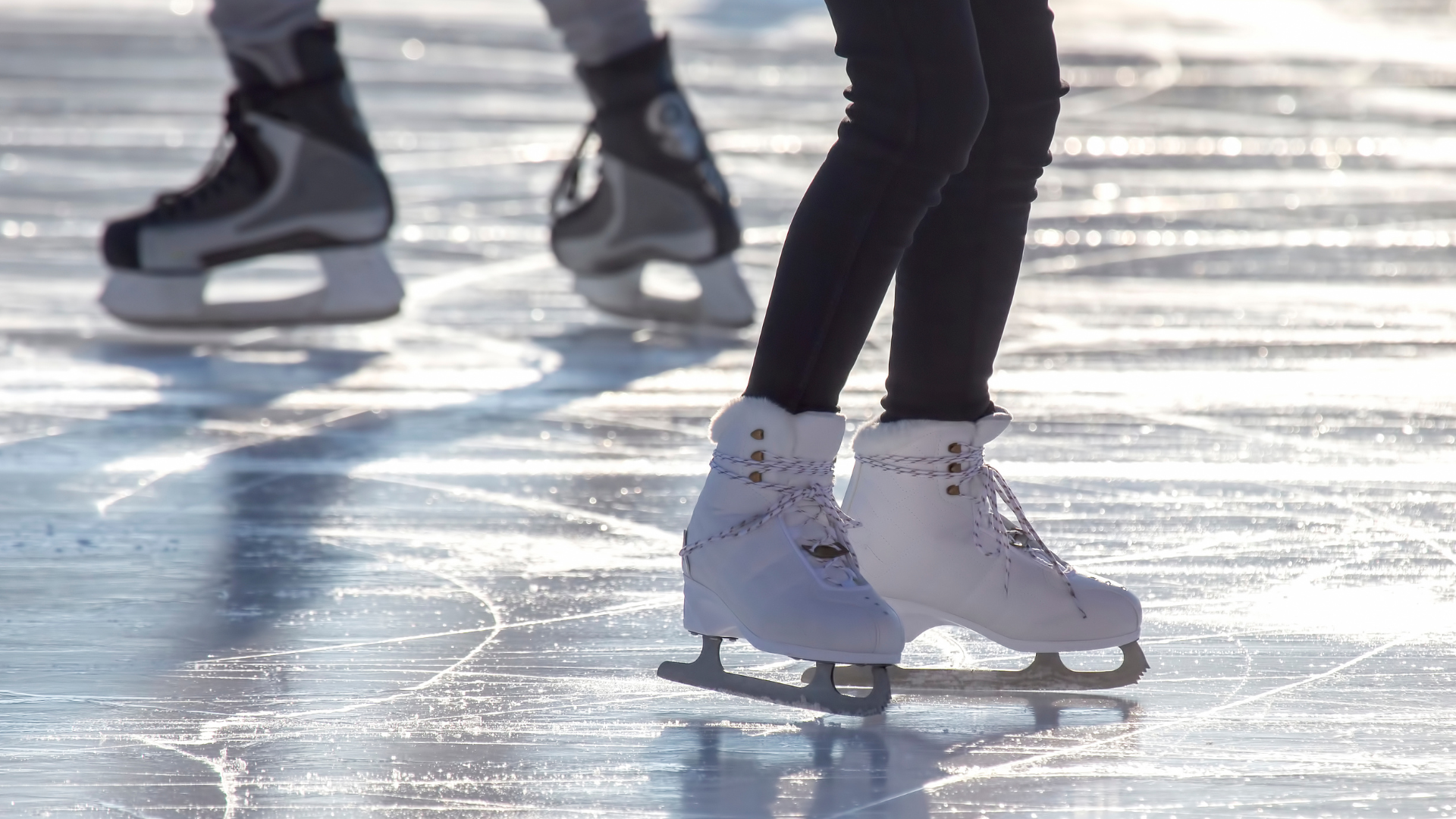 Elkezdődött a jég készítése a Continental Aréna parkolójában 