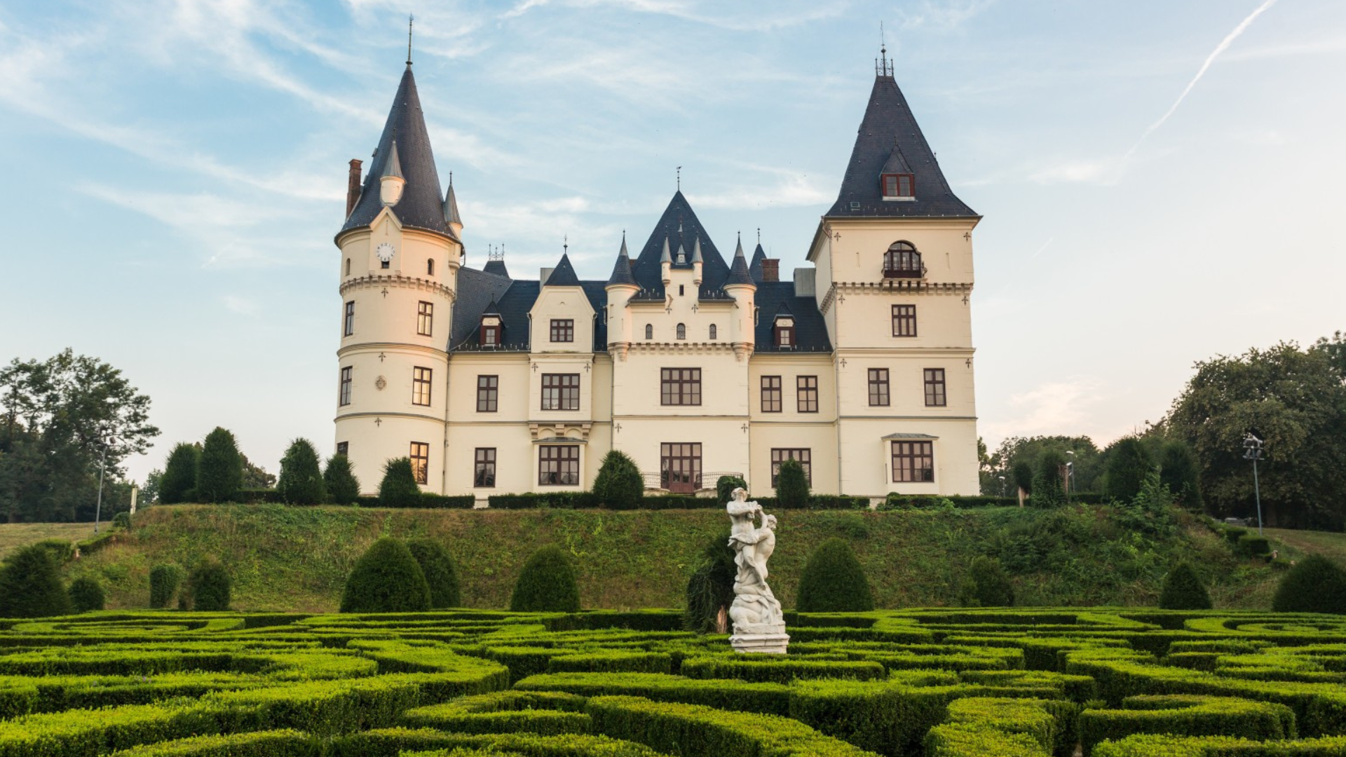 Csaknem ötvenmillió forintból szépül meg a tiszadobi Andrássy-kastély kertje.