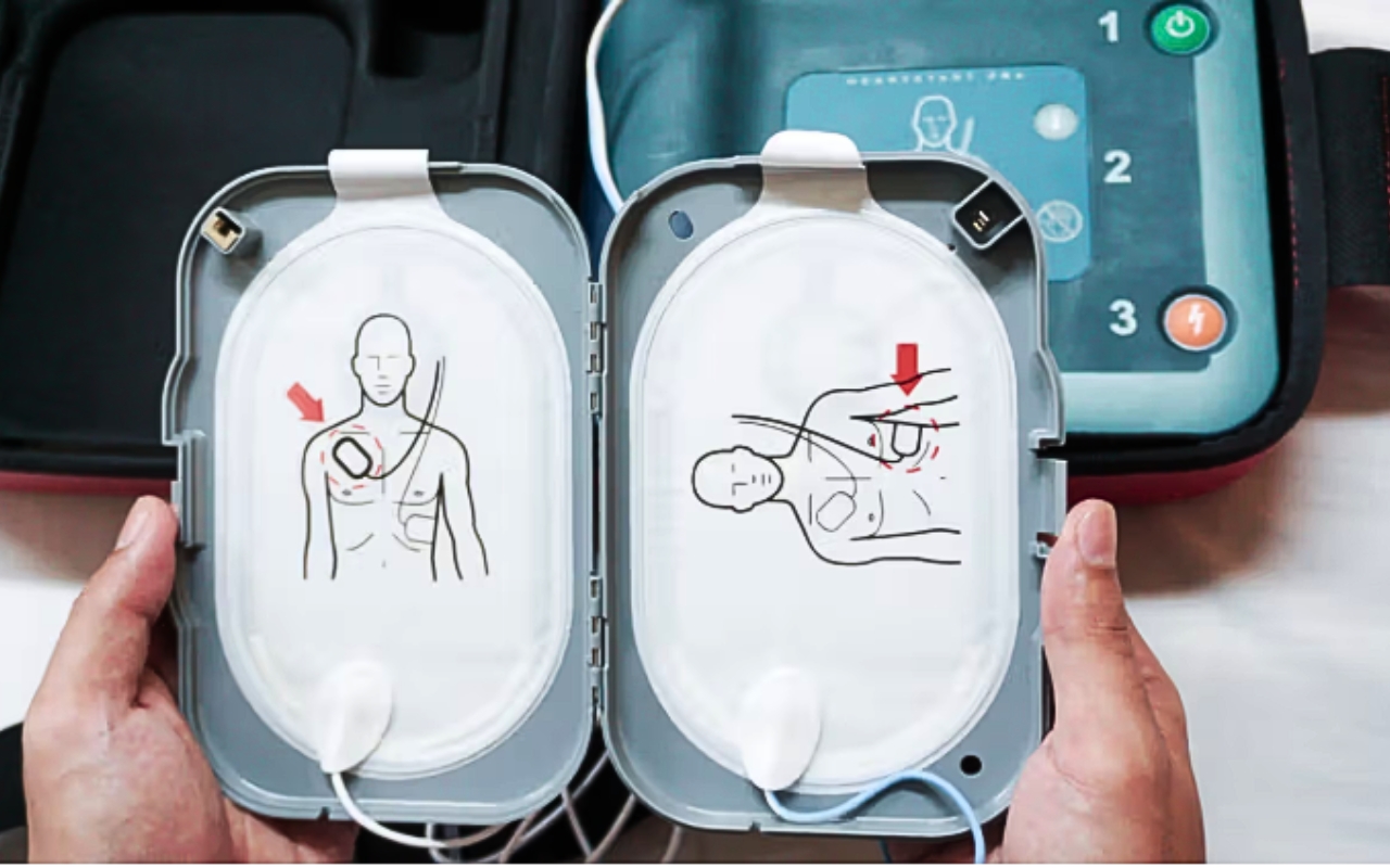 Életmentő készüléket kapott a mátészalkai vasúállomás 