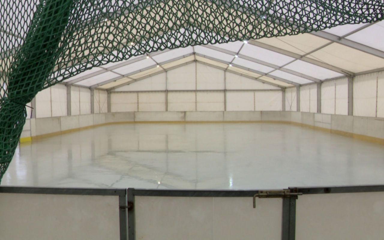 Megnyílt a jégpálya az Aréna parkolójában