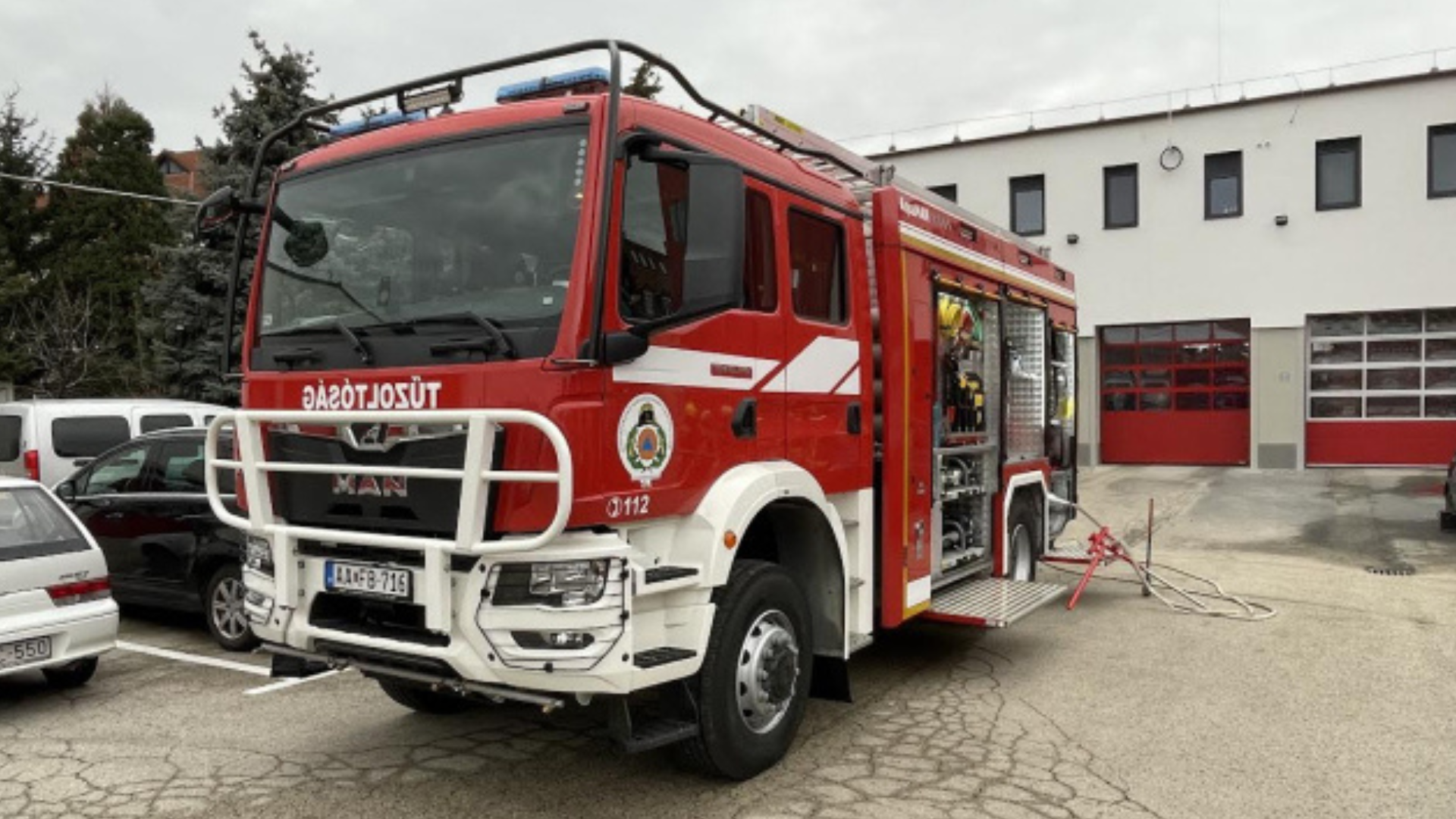 Szemétledobó gyulladt ki egy tízemeletesben