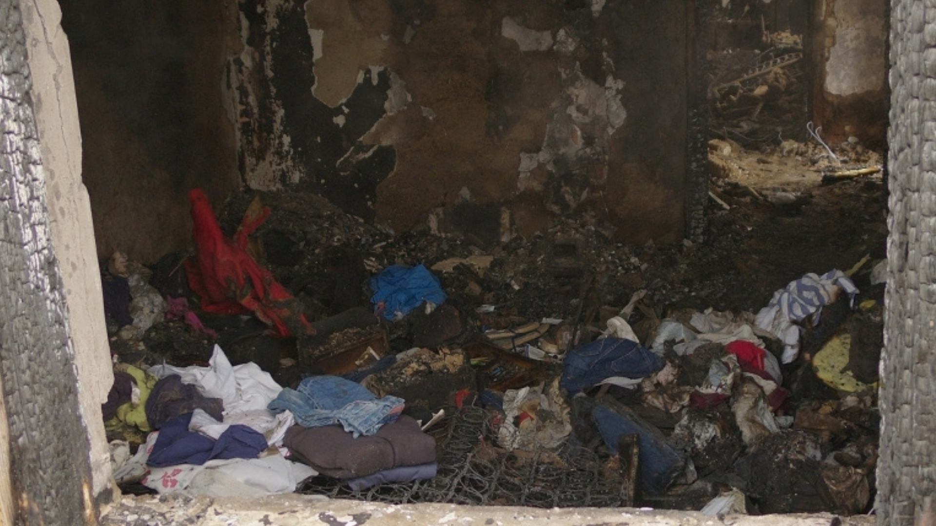 Benzinnel locsolta le a fiát, felgyújtotta a házat