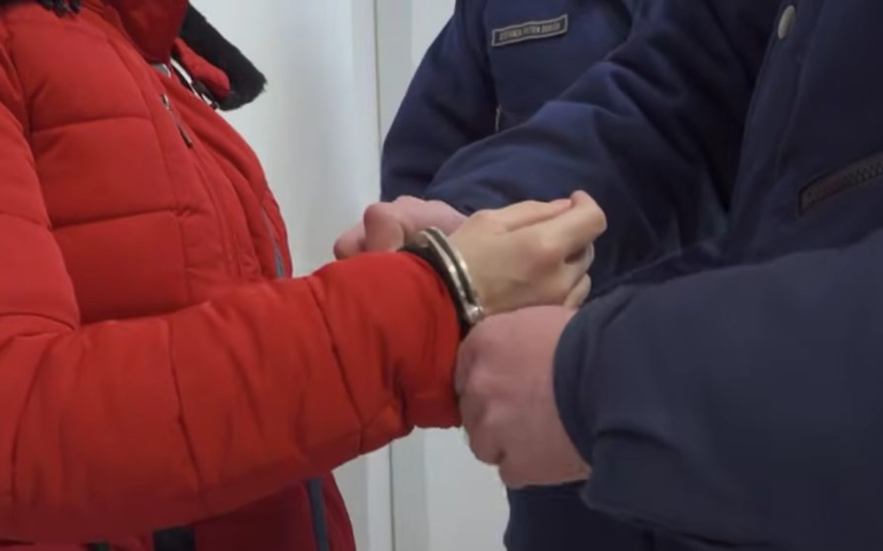 Bilincsben vitték el a gyerekorvost