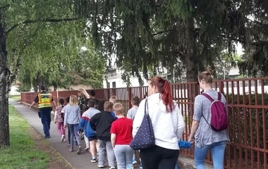 Közös sétára hívták a gyerekeket a tiszavasvári rendőrök