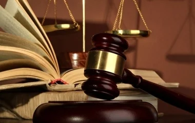 Ítéletet hozott a bíróság az idős sértettet otthonában bántalmazó vádlottak ügyében