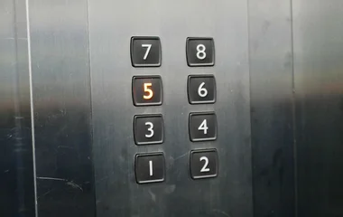 Liftben ragadt egy férfi kedden Nyíregyházán