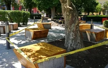 Megkezdték az ülőpadok deszkázatának felújítását a Kossuth téren