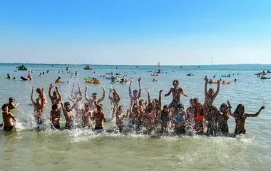 Élvezik a nyíregyházi diákok az önkormányzat Szigligeti tábort