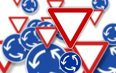 Kihelyezték a jelzőtáblákat a Család utca-Belső körút körforgalmában