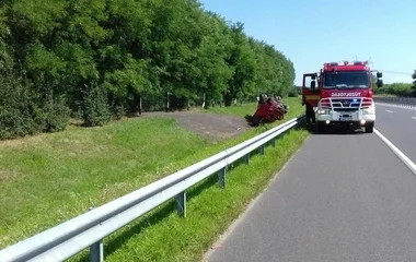 Fejre állt a kamion az M3 autópályán