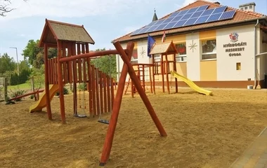 Új játszóudvart és kerítést kaptak a nyírbogáti ovisok