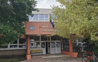 Nem kímélték a vandál fiatalok a Móricz iskolát, még a feliratot is leverték