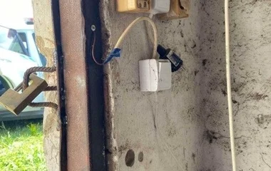 220 volttal védte az árut