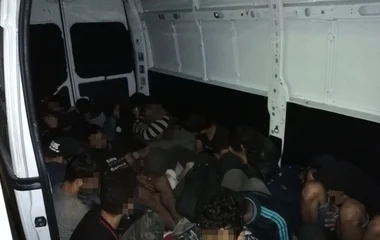 Őrizetben az M3-as autópályán elfogott embercsempész