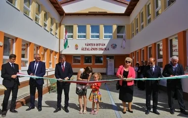 Átadták a megújult és kibővült nyírbogáti iskolát