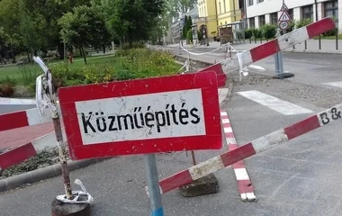  Útlezárások mellet folytatódnak a munkálatok a Bessenyei téren
