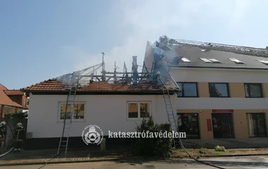 Lakóház tetőszerkezete égett Nyíregyházán
