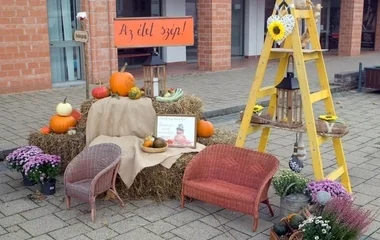 Hangulatos, őszi dekoráció díszíti Nagykálló főterét
