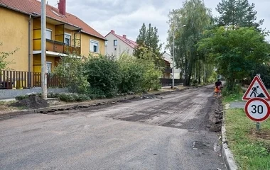 Zajlik az útjavítás városszerte Nyíregyházán
