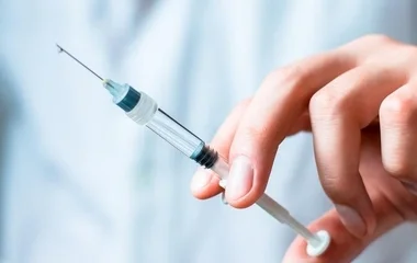 A foglalkozás-egészségügyi szakorvos is beadhatja az oltást