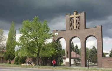 Már a hosszú hétvégén is hosszabb nyitvatartás lesz a temetőkben