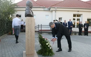 Egykori miniszterelnöknek állítottak szobrot Cégénydányádon