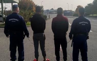 Átadták a rendőrök a Csengersima külterületén elfogott határsértőket