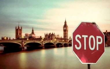 Anglia egy hónapra bezár