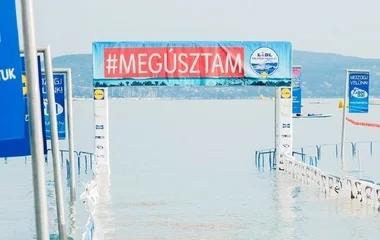 Elhalasztották Balaton-átúszást