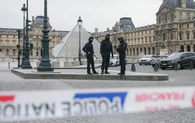 Filmbe illő koronaékszer-lopás a Louvre-ban – milliárdos kár, felelősöket keresnek