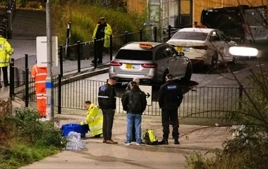 Véres támadás a Londonba tartó vonaton