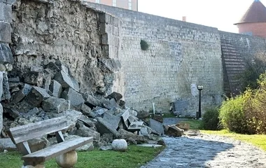 Omlás az Egri Várnál: Leomlott a Föld-bástya külső fala, lezárták a sétányt