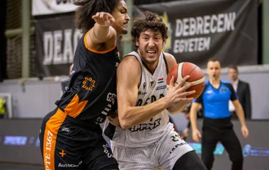 A DEAC férfi kosarasai nyerték az idegek harcát a pécsiek ellen