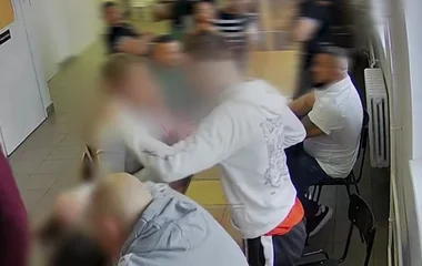 Végbelébe rejtette az anyjától ölelés közben kapott mobilt egy borsodi rab