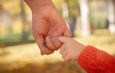 Duplájára emeli a kormány a nevelőszülők juttatását