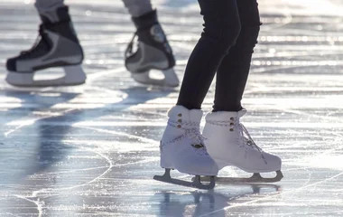 Elkezdődött a jég készítése a Continental Aréna parkolójában 