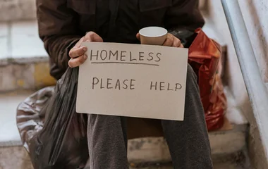 Hajléktalanokat életek egy autóroncsban az egyik lakótelepen