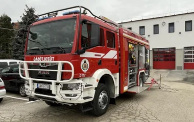 Szemétledobó gyulladt ki egy tízemeletesben