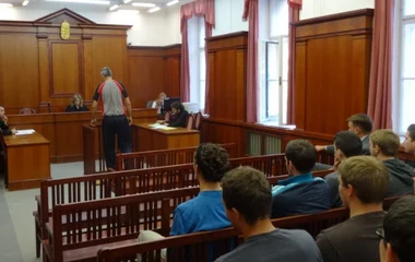 Felgyújtotta barátnőjét egy férfi, tizenegy év fegyházat kapott első fokon