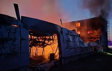 Felgyújtottak egy fegyvergyárat Csehországban