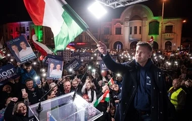 Hivatali visszaéléssel vádolja Magyar Péter a miniszterelnököt