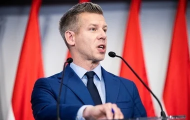 Átmeneti időt kér a rendkívüli jogrendhez Magyar Péter