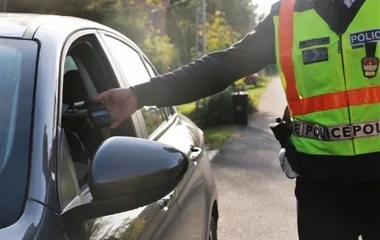 Ittas vezetés miatt folyik eljárás a Tisza Párt 25 éves képviselője ellen, aki vállalja a felelőssé
