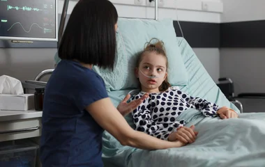 Több száz gyermek rekedt kórházban, intézkedést ígér a kormány