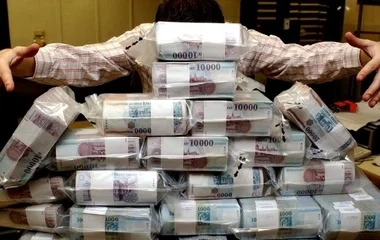 30 ezer milliárd forintra becsülik a magánzsebekbe vándorolt közpénzt