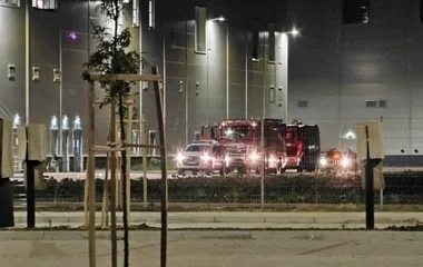 Téves riasztás miatt vonultak a tűzoltók a debreceni CATL-gyárhoz
