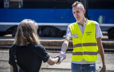 A hőség miatt vizet oszt a MÁV-csoport is