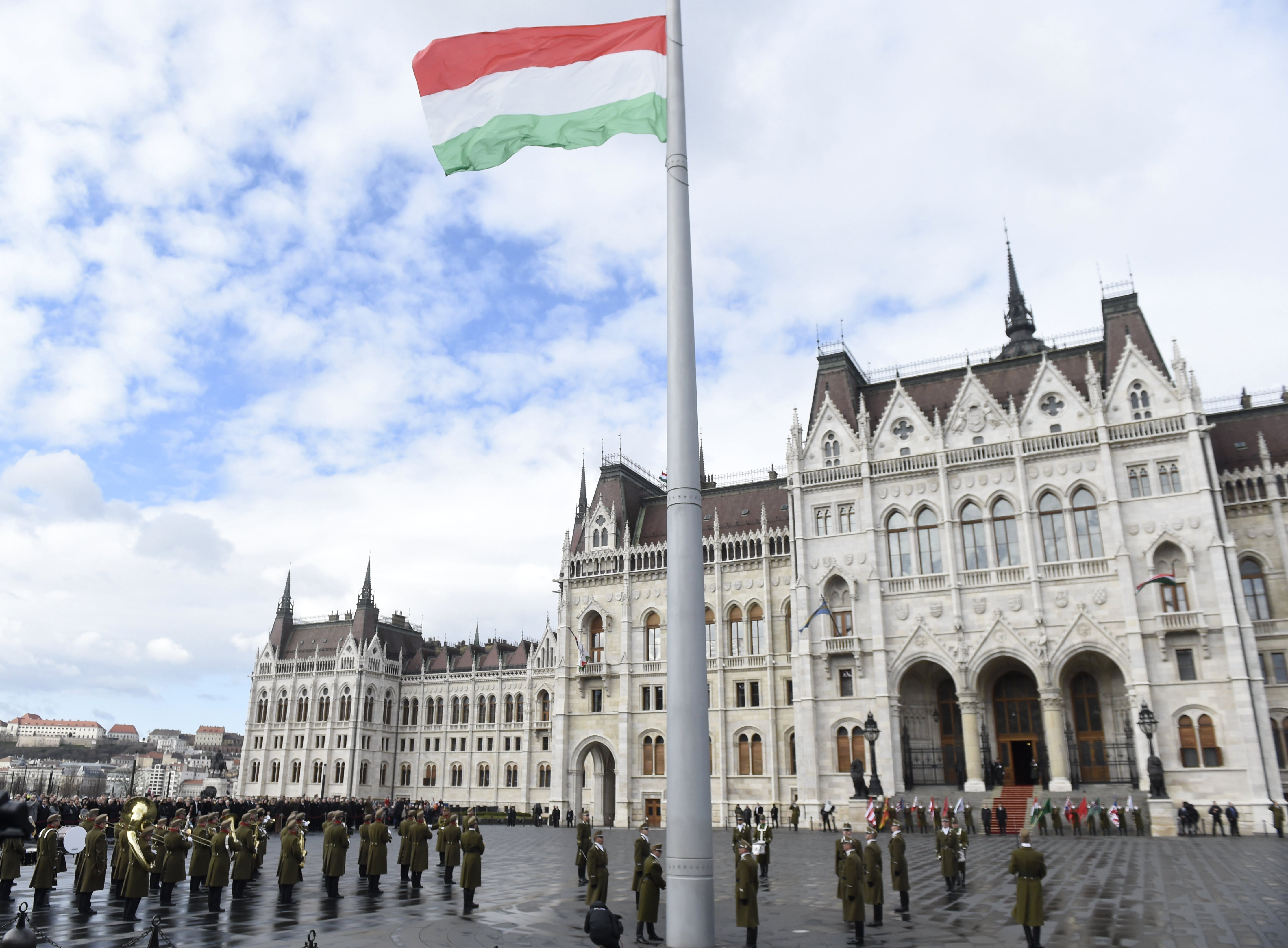 Felvonták a nemzeti lobogót az Országház előtt