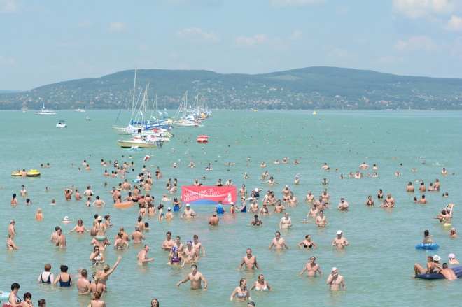 Féláron utazhatunk a Balaton-átúszásra