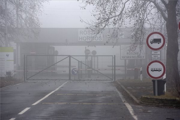 Figyelmeztető lövéseket adtak le a röszkei határon a migránsok miatt